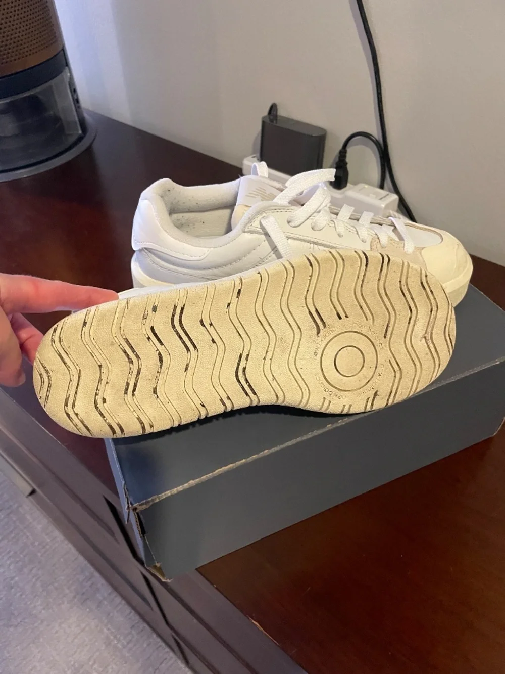 New Balance sneakers/ US 7/ cream white